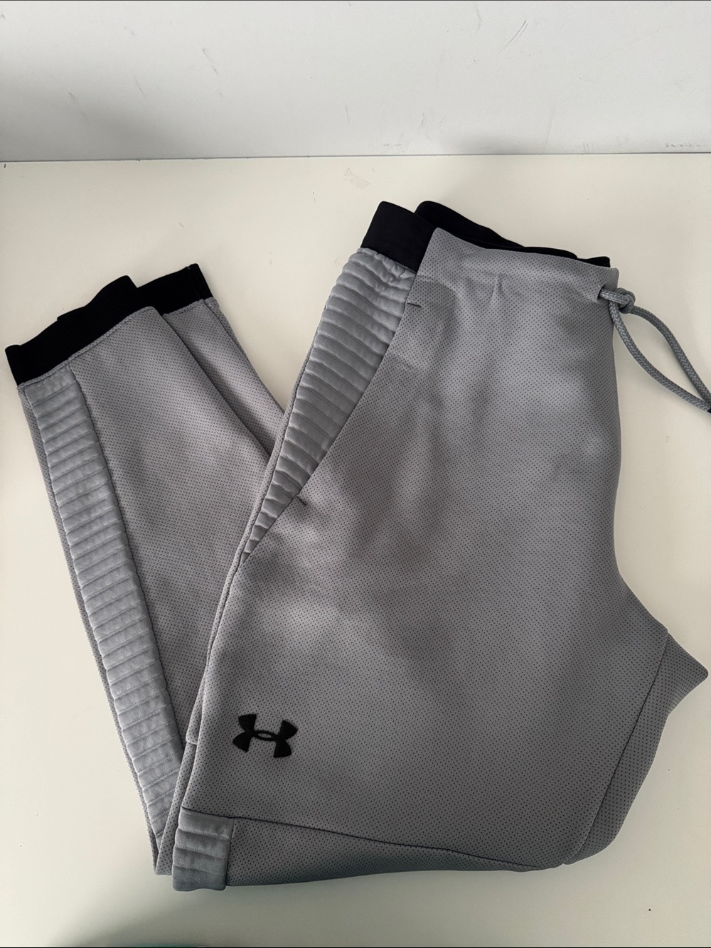 Under Armour men’s' Gray Joggers with Black Accents side pockets size large